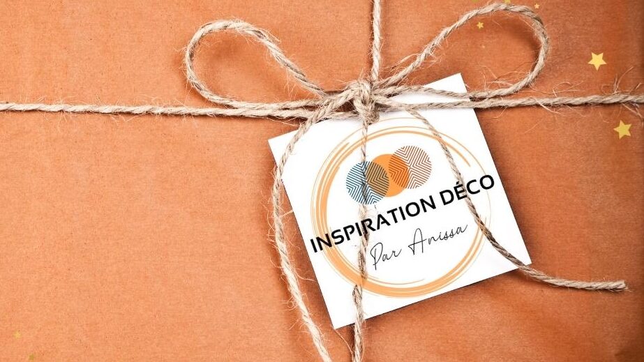 Étiquette cadeau avec le logo Inspiration Déco, posée sur un fond orange chaleureux. Illustration de la carte cadeau proposée par Anissa, décoratrice et coloriste sur le Bassin d’Arcachon.