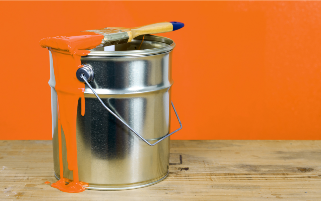Pot de peinture orange qui déborde sur un fond coloré – décoration intérieure et colorimétrie sur le Bassin d’Arcachon