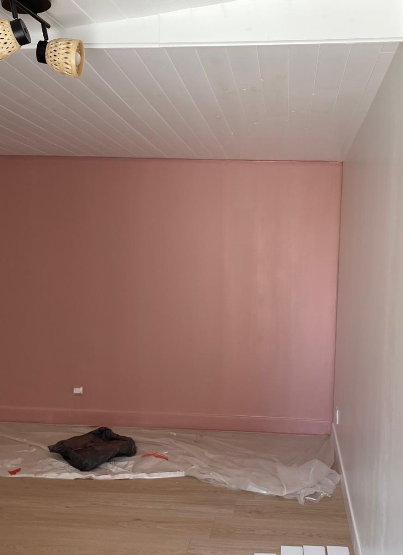 Mur repeint après erreur de couleur à Andernos