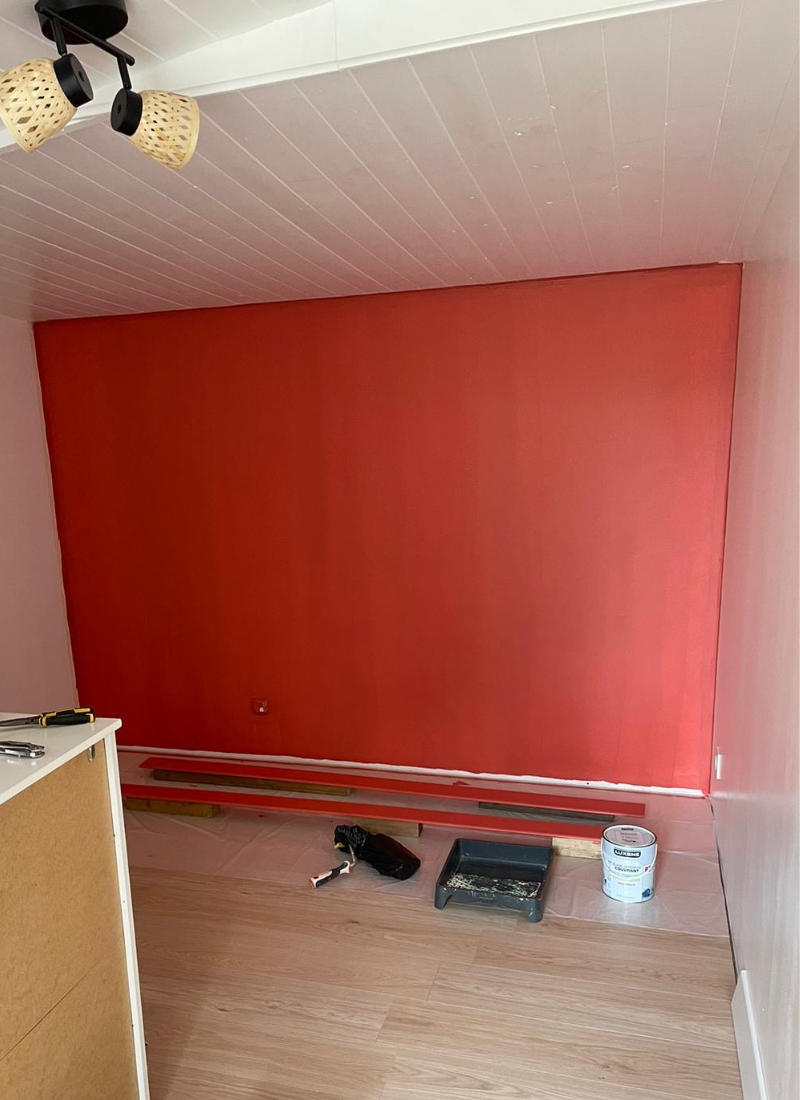 Mur repeint après erreur de couleur à Andernos