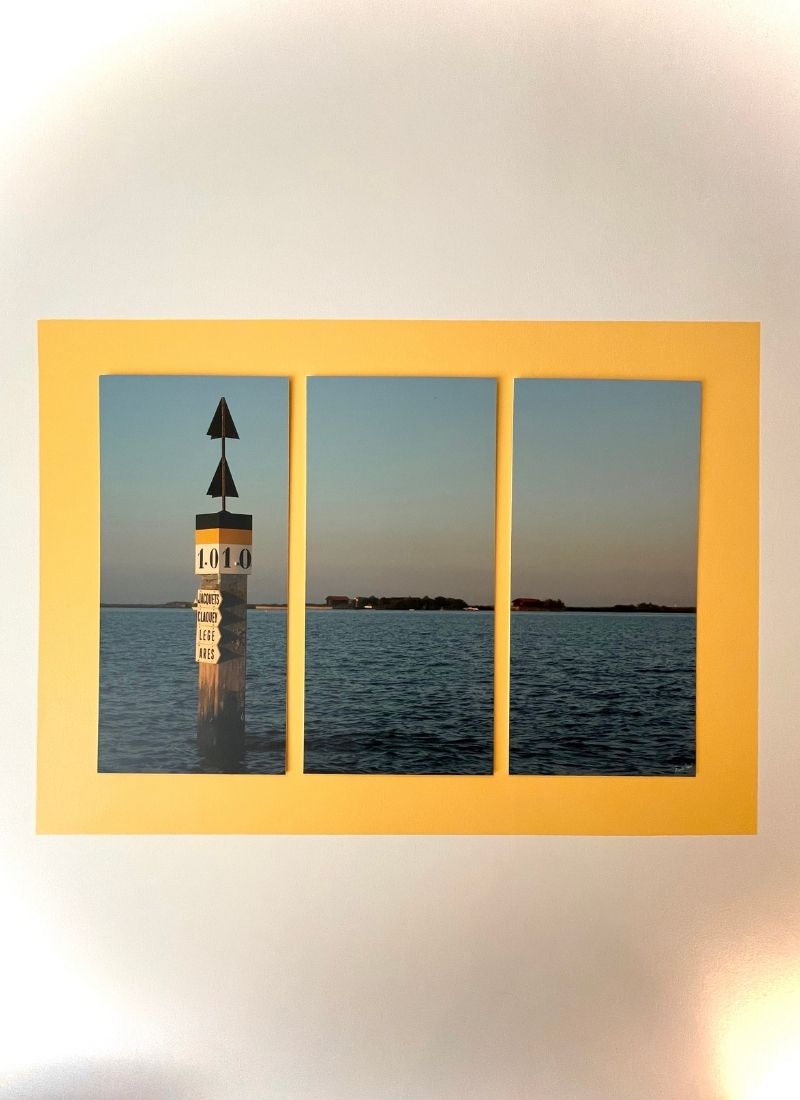Poêle rose et jaune dans un salon lumineux
