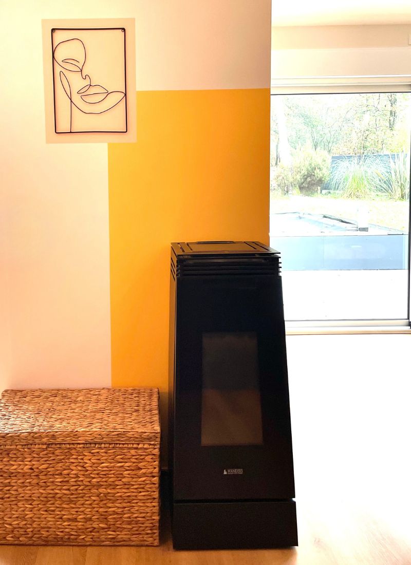 Poêle rose et jaune dans un salon lumineux
