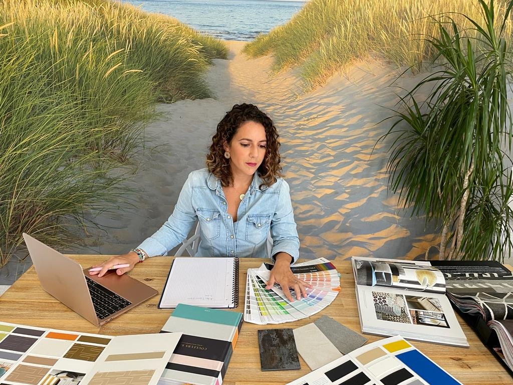 Anissa, décoratrice coloriste, crée une palette de couleurs pour un intérieur sur le Bassin d’Arcachon
