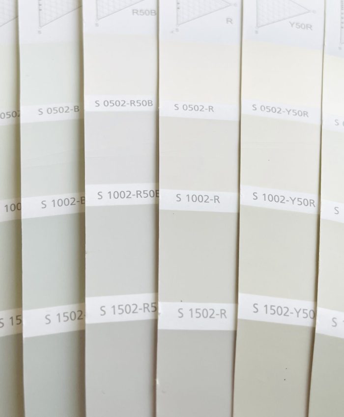“Blanc pur, blanc cassé, ivoire, grège… Un simple nuancier peut tout changer quand on veut créer un intérieur lumineux et chaleureux sur le Bassin d’Arcachon.”